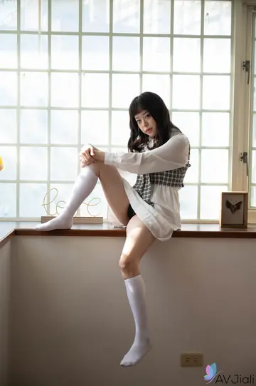 Petite Chinese Brunette Fucks in Torn Pantyhose