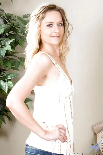 Nicole Logan – Tall Blonde MILF in Jeans Takes Interracial Sex and Toys Her Pussy