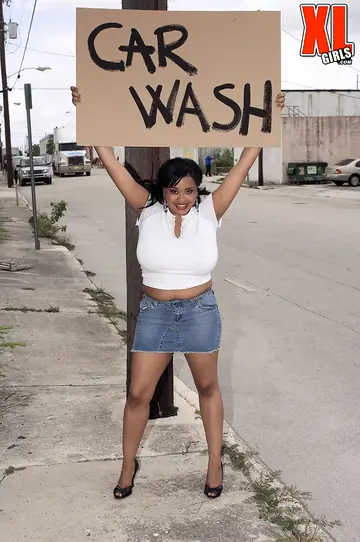 Sunny Dee – Thick Ebony MILF Shows Off Her Giant Natural Tits at the Car Wash