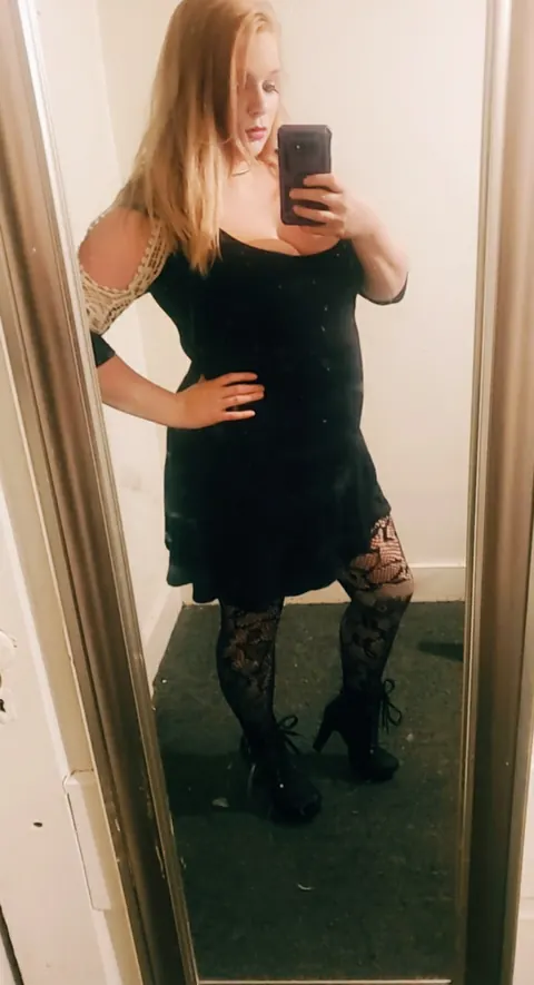 Blonde with Big Tits Teases Cleavage in the Mirror Selfies – photo 8 of 20