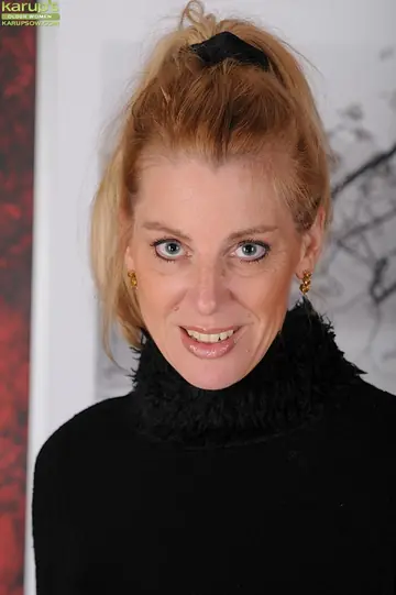 Liz Summers – Thick Mature Woman in Lingerie Spreads Her Shaved Pussy