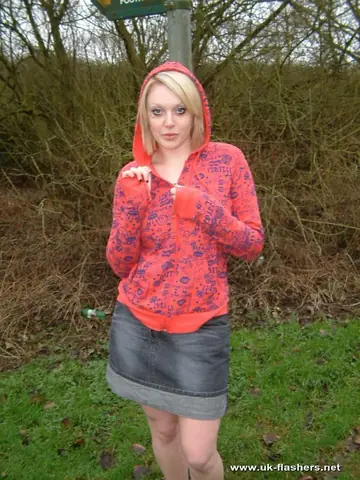 Shay Hendrix – Thick British MILF Toys Her Pussy Outdoors in Lingerie and a Skirt