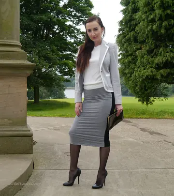 Sophia Smith – Slim British MILF Shows Off Her Legs on the Park Steps in a Skirt and Heels