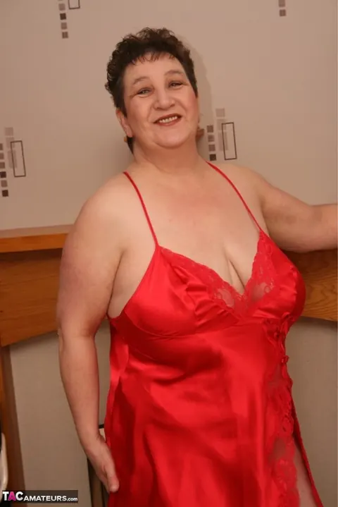 Kinky Carol: Mature British BBW in Red Lingerie Shows Off Her Huge Natural Tits – photo 1 of 16