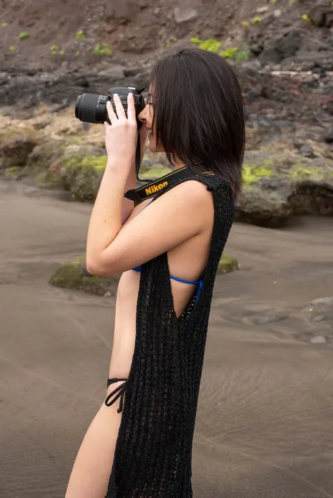 Thick Black-Haired Babe Undresses and Spreads on the Beach – photo 1 of 21