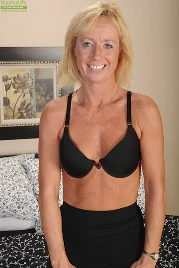 Casey Ivy – Mature Blonde Fingers Herself and Uses a Dildo