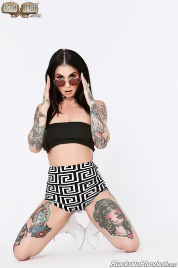 Joanna Angel – Petite Brunette MILF Takes BBC Anal Outdoors in Boots