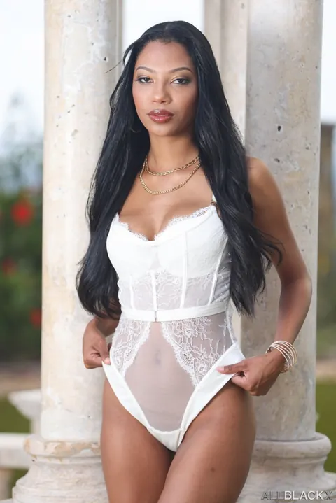 Eden West: Ebony Brunette Takes BBC Outdoors – photo 1 of 21