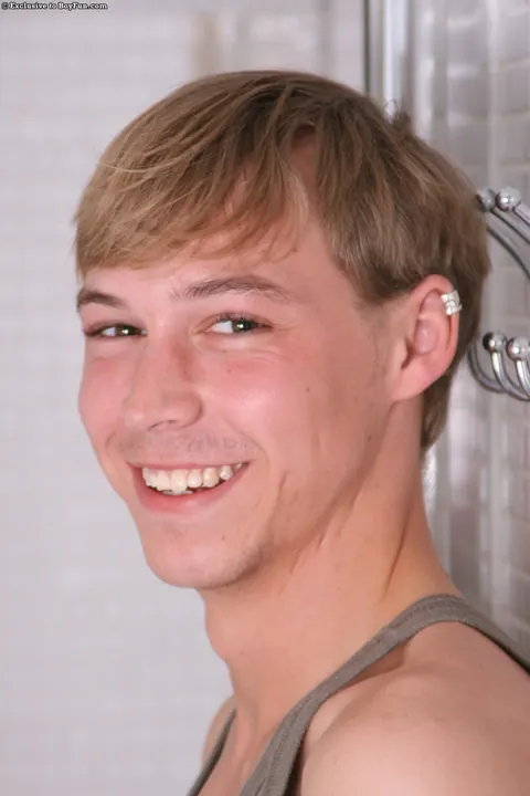 Twink Poses Nude in the Bathroom – photo 1 of 21