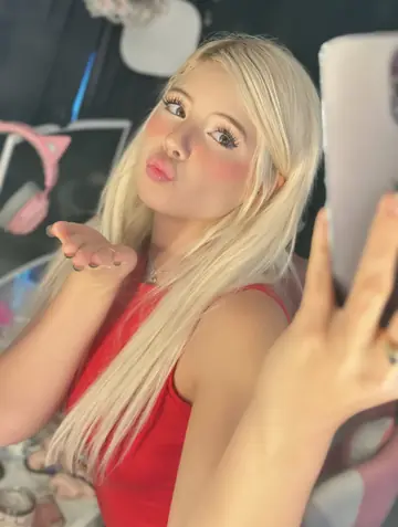 Curvy Blonde with a Big Ass Poses Nude for Phone Selfies