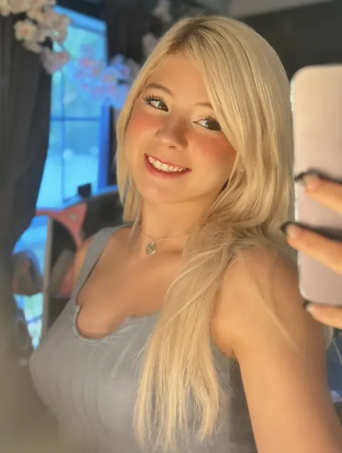 Curvy Blonde with a Big Ass Poses Nude for Phone Selfies – photo 10 of 18