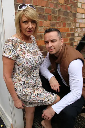 Amy Goodhead – Tall British MILF Fucks Outdoors in Lingerie