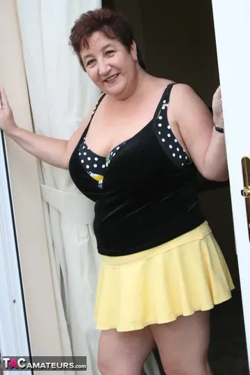 Kinky Carol – Curvy Mature British Woman Flashes Lingerie and Bikini on Patio