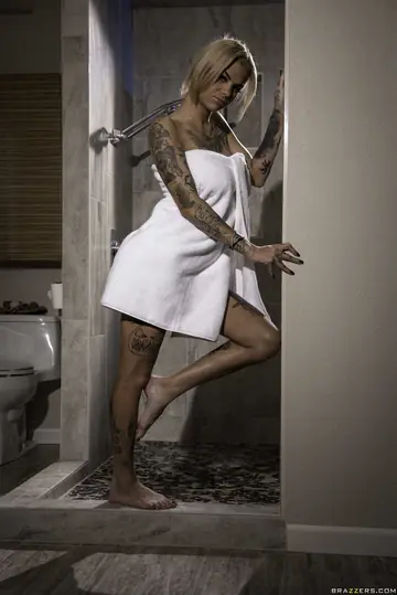Bonnie Rotten – Busty Tattooed Brunette Takes Hard Anal and Fisting in the Bathroom