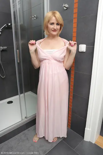 Kim Brosley – Thick Blonde MILF Fingers and Spreads in the Bathroom