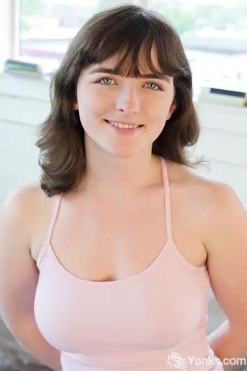 Raven Snow – Thick Amateur with Big Natural Tits Pulls Shorts Aside