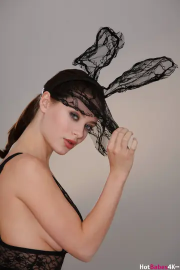 Lana Rhoades – Curvy Brunette in Lingerie Shows Her Big Natural Tits and Huge Ass