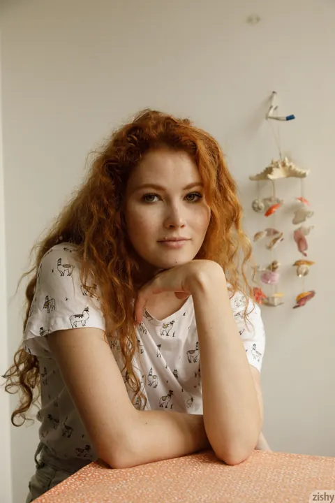Heidi Romanova: Slim Russian Redhead Strips Off Her Top – photo 2 of 12