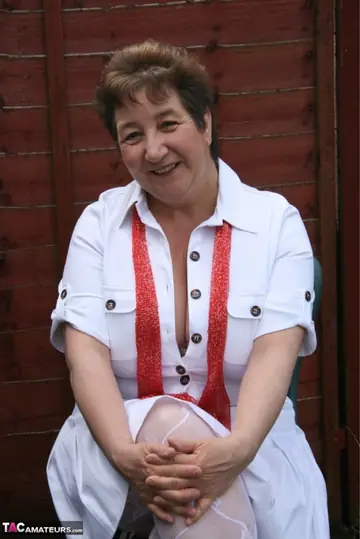 Kinky Carol – Mature BBW Strips Out of Her Lingerie and Stockings