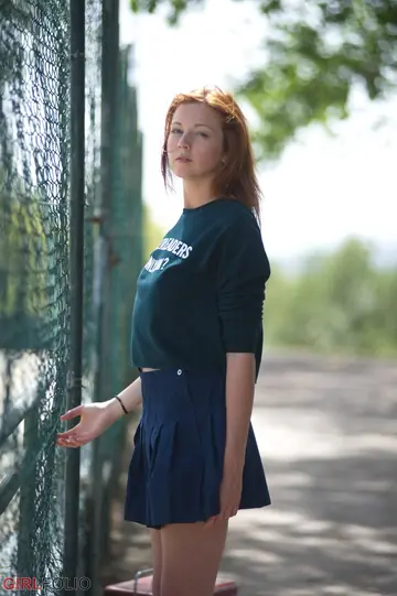 Elen Moore – Tall Redhead PAWG Flashes Her Panties Outdoors