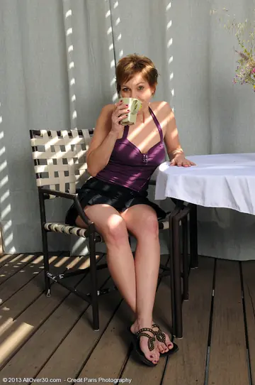 Brandi Minx – Thick Redhead MILF with Big Tits Spreads Her Shaved Pussy