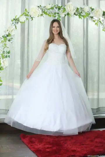 Jillian Janson – Thick Redhead MILF Strips Out of Her Dress and Heels