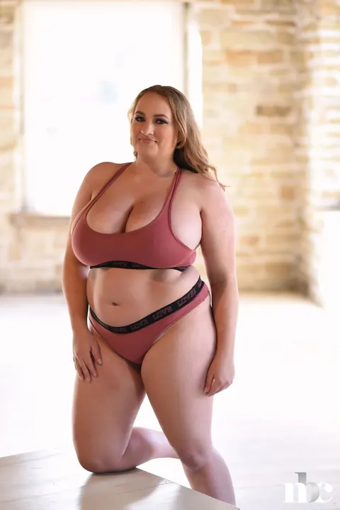 Sara Willis: Thick Blonde MILF Flaunts Her Huge Natural Tits in a Bikini – photo 7 of 21