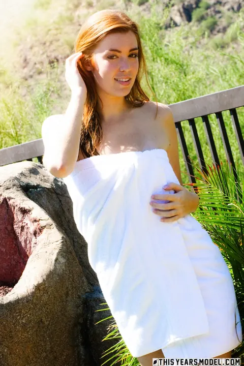 Jessica Robinson: Tall Redhead Undresses Nude Outdoors – photo 1 of 10