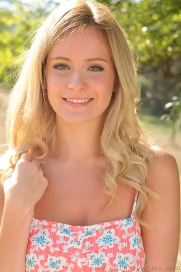 Elle Richie – Slim British Blonde Strips to Stockings and Spreads Outdoors