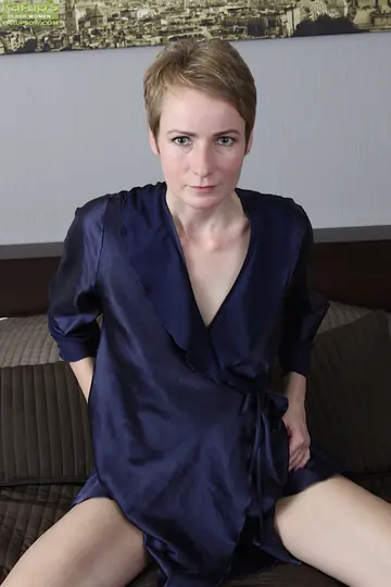Sweet Nensy – PAWG MILF with Short Brunette Hair Masturbates and Spreads