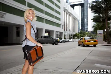 Toni Taylor – Mature Blonde MILF Spreads Her Shaved Pussy Outdoors in Heels