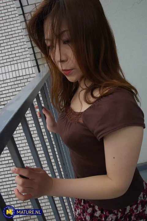 Thick Asian MILF Reveals Her Hairy Pussy – photo 4 of 21