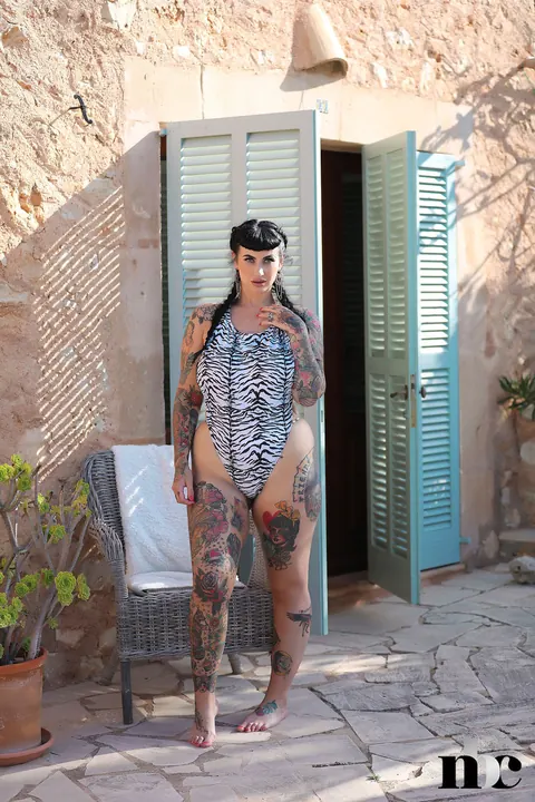 BBW with Tattoos and Piercings Strips Nude Outdoors – photo 1 of 21