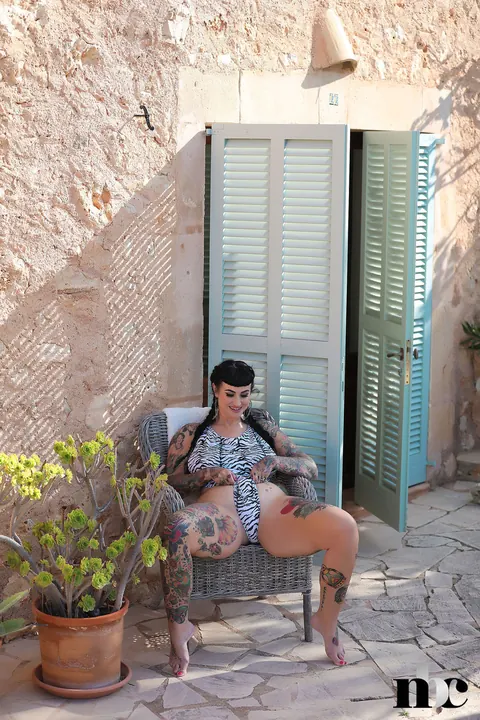 BBW with Tattoos and Piercings Strips Nude Outdoors – photo 7 of 21