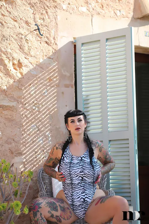 BBW with Tattoos and Piercings Strips Nude Outdoors – photo 6 of 21