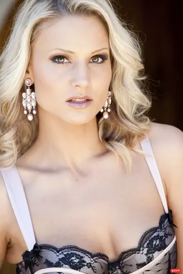 Samantha Jolie – Blonde Czech MILF in Lingerie Takes Double Penetration