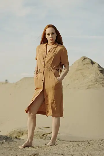 Sally A – Redhead PAWG Arches Back and Shows Her Body on the Beach