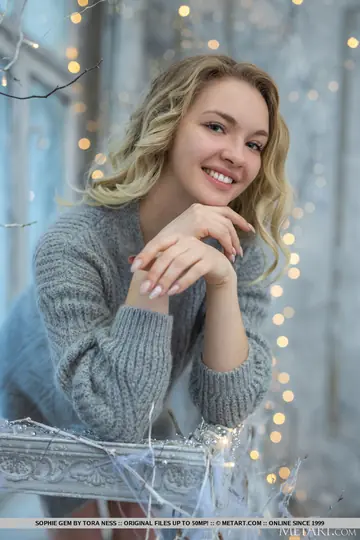 Sophie Gem – Blonde PAWG Strips Out of Her Grey Sweater for Nude Poses