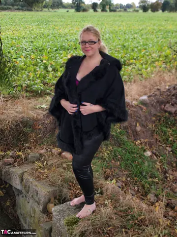 Sindy Bust – Curvy British Blonde in Lingerie Flashes Her Big Tits in the Forest