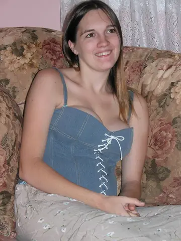 Pregnant Woman Strips Off Her Skirt and Spreads Her Pussy on the Sofa
