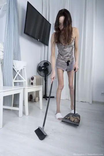 Mia Sanders – Slim Russian Brunette Reveals Her Hairy Pussy and Fingers Deep