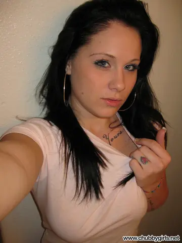 Tattooed Chubby Brunette Spreads Her Shaved Pussy in the Mirror