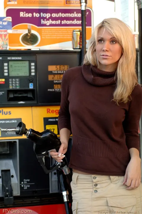 Blonde Flashes Her Boobs Outdoors Near a Car – photo 12 of 20