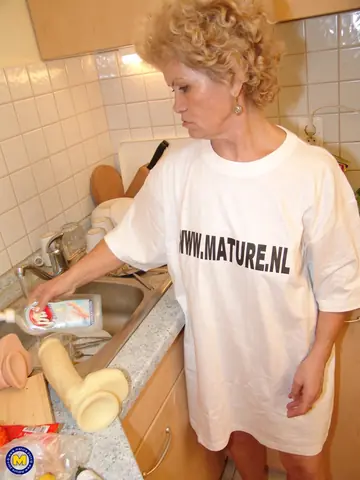 Mature European Woman Masturbates and Spreads in the Bathroom