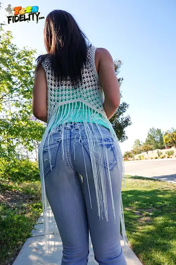 Aidra Fox – Thick Brunette in Jeans Gets Fucked Outdoors and Takes a Facial