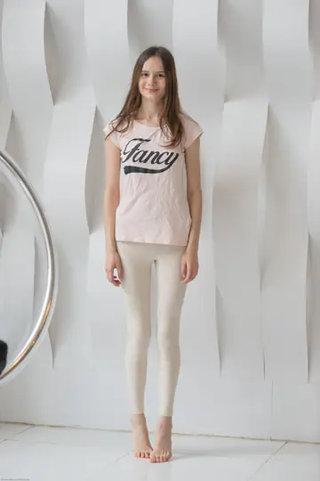 Eiby Shine – Slim Babe Strips Out of Her Yoga Pants and Spreads Her Shaved Pussy