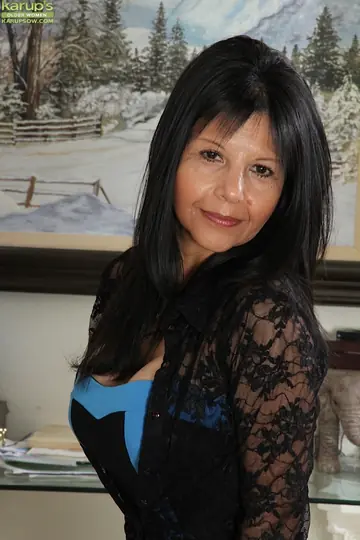 Marcy Darling – Thick Mature Latina in Stockings Spreads Her Shaved Pussy