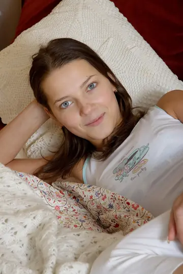 Amateur Woman Gives a Blowjob and Takes a Creampie