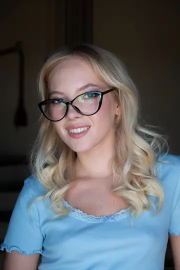 Bella Spark – Blonde Model Has Sex and Kisses Her Partner