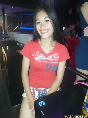 Asian Amateur Brunette Unveils Her Body at a Hotel